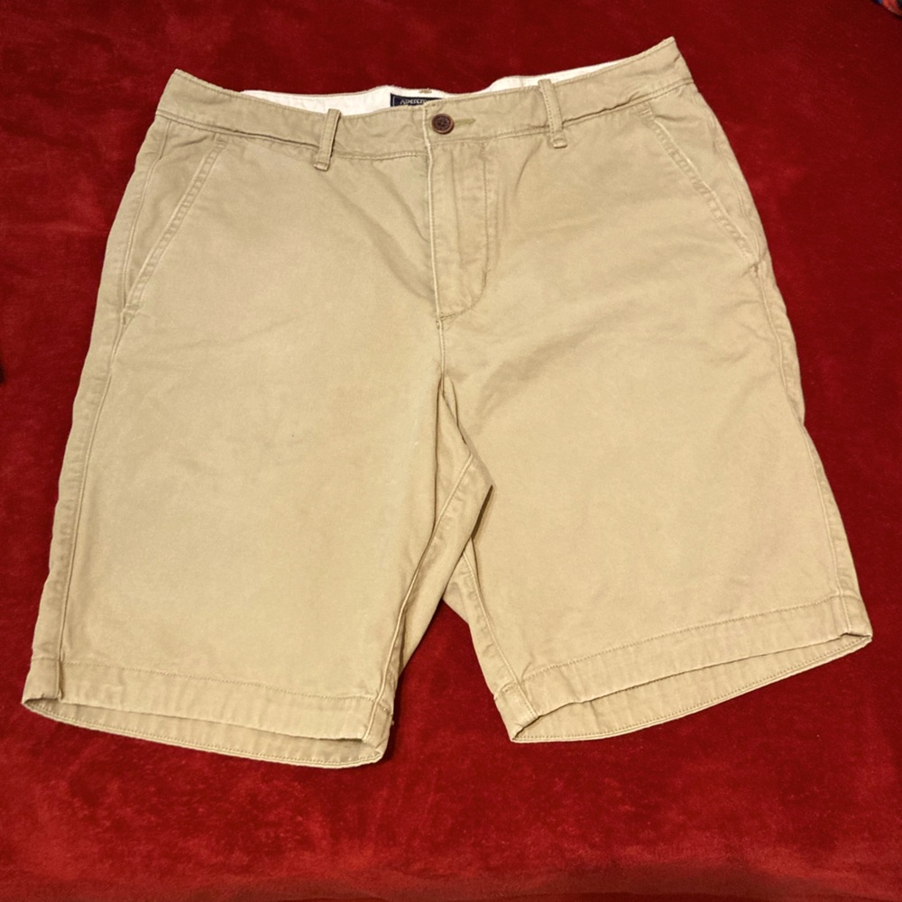 Abercrombie and Fitch men’s 32 waist khaki shorts